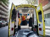 Una técnico del SEM en una ambulancia en Barcelona, en una imagen de archivo.