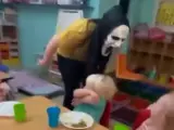 Una captura del vídeo de la pesada broma de las cuidadoras de una guardería.