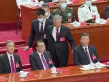 El expresidente Hu Jintao se detiene junto al presidente chino Xi Jinping mientras es desalojado.