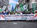 Varias personas durante la manifestación para recuperar el poder adquisitivo en Madrid este sábado.