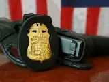 Placa del FBI y su arma reglamentaria.