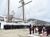 El personal de la Armada Española junto con el buque 'Juan Sebastián Elcano'