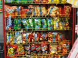 Imagen de bolsas de snacks en una máquina de 'vending'.