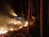 Operarios trabajando para controlar el incendio forestal en el Valle de Mena (Burgos), el 24 de octubre de 2022.