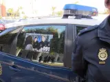 Imagen de archivo de un agente junto a un vehículo policial.