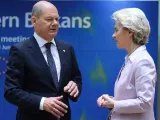 Imagen de archivo del canciller de Alemania, Olaf Scholz, junto a la presidenta de la Comisión Europea, Ursula von Der Leyen, antes de una reunión entre la UE y los Balcanes.