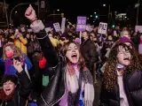 Un grupo de personas participa en una manifestaci&oacute;n por el 8M, D&iacute;a Internacional de la Mujer, desde la plaza de Atocha hasta la de Col&oacute;n, a 8 de marzo de 2022, en Madrid (Espa&ntilde;a).