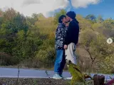 El beso publicado por la pareja en las redes sociales.