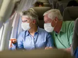 Mayores viajando en avión