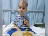 Oliver, el niño con un tumor cerebral que tiene que ser trasladado de urgencia desde México para ser operado en España.