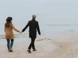 Pareja caminando por la playa