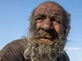 El hombre más sucio del mundo, que ha pasado alrededor de seis décadas sin bañarse, ha muerto este domingo a los 94 años. Amou Haji era un iraní que no se aseaba por miedo a enfermar, tal y como se demostró en La extraña vida de Amou Haji, un documental para dar a conocer a esta persona tan peculiar.