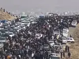 Miles de manifestantes en Saqqez, el pueblo natal de Masha Amini.