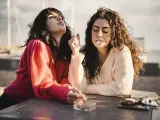 Dos mujeres fumando