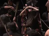 La sección juvenil de la Sinfonía por el Perú baila mientras interpreta una pieza.