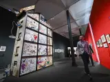 Un visitante disfruta de la exposición 'Cómic. Sueños e historia', en CaixaForum Barcelona hasta el 15 de enero.