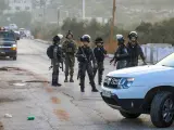 Soldados israelíes bloquean el paso a la localidad de Al Lubban Ash Sharqiya, al sur de Nablús, en Cisjordania.