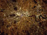 Esta fotografía de Londres vista desde el espacio muestra luces azules y blancas que representan la iluminación LED de la ciudad.