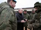 El presidente ruso, Vladimir Putin, y el ministro de Defensa ruso Shoigu charlan con los militares movilizados en un campo de entrenamiento del Distrito Militar Occidental en la región rusa de Ryazan.