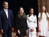 SS.MM. Los Reyes, acompañados de sus hijas durante los premios Princesa de Asturias 2022 en Oviedo.