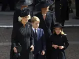 Camilla, Kate Middleton y los pequeños George y Charlotte, en el funeral de Isabel II.