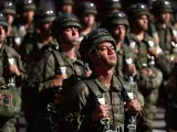 El escuadrón de zapadores paracaidistas del Ejército del Aire (EZAPAC) desfila durante el acto solemne de homenaje a la bandera nacional y desfile militar en el Día de la Hispanidad