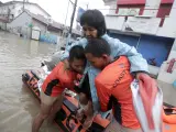 Una persona es rescatada en Kawit, en la provincia filipina de Cavite, tras las inundaciones causadas por la tormenta tropical Nalgae.
