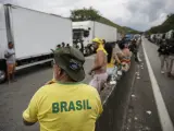 Varios camioneros bloquean carreteras en Brasil.