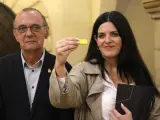 La abogada Carla Vall y el alcalde de Lleida, Miquel Pueyo, mostrando el pen que han llevado ante la Fiscalía para denunciar nuevos casos de abuso sexual en el Aula de Teatre.