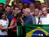 Luiz Inácio Lula da Silva besa a su esposa, Rosângela Silva, tras su triunfo en la segunda vuelta de las elecciones presidenciales en Brasil.