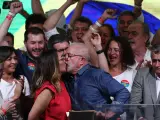 Luiz Inácio Lula da Silva besa a su esposa, Rosângela Silva, tras su triunfo en la segunda vuelta de las elecciones presidenciales en Brasil.