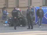 Patrullas de Policía estacionadas delante de la sede del Gobierno Checo.