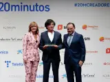 La ministra de Educación, Pilar Alegría, y el presidente de HENNEO y 20minutos, Fernando de Yarza, entregan el premio 20minutos a Carlos López Otín.