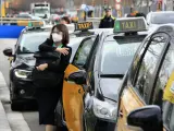 Una mujer saliendo de un taxi en Barcelona