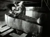 Howard Carter limpiando el sarcófago de Tutankamón.