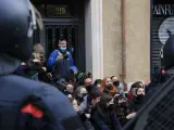 Protesta contra el desahucio de una mujer y sus cuatro hijos en Barcelona, con presencia de antidisturbios de los Mossos.