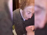 Una abuela observando el tatuaje de su nieto.
