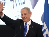 El ex primer ministro israelí y líder del Likud, Benjamin Netanyahu, celebra los resultados de las elecciones en Israel.