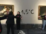 Activistas ecol&oacute;gicas se pegan al marco de los cuadros de 'Las Majas' de Goya en el Museo del Prado