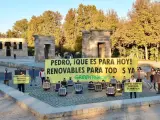 Unos 40 activistas de Greenpeace han desplegado este domingo más de 20 paneles solares portátiles y módulos fotovoltaicos en el Templo de Debod para exigir que el presidente del Gobierno, Pedro Sánchez, lleve a la cumbre climática del COP27 “compromisos de justicia climática”.