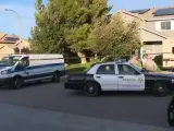 La Policía, frente a la casa de Aaron Carter en California.