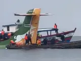 Efectivos de emergencias rescatan a los pasajeros del avión estrellado en el lago Victoria, en Tanzania.