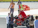 El piloto italiano de MotoGP, Francesco Bagnaia, celebra el campeonato del mundo tras la carrera en Valencia.