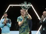 Holger Rune celebra su primer trofeo Masters 1.000 en París bajo la atenta mirada de su rival, Novak Djokovic