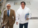El Pequeño Nicolás, junto a su abogado, a su llegada a un juicio de la Audiencia Provincial de Madrid