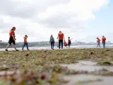 Voluntarios de Santander Natura limpian la playa de Bastiagueiro.