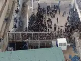 Captura de un vídeo del salto a la valla en Melilla.
