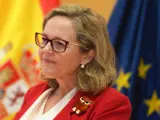 La vicepresidenta primera del Gobierno, Nadia Calviño, ofrece una rueda de prensa tras la reunión que mantuvo con el comisario de Presupuestos y Administración de la UE.