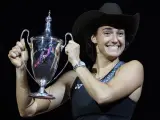 Caroline García sostiene el Trofeo Billie Jean King tras su victoria sobre Aryna Sabalenka de Bielorrusia en la Final de la WTA, el 7 de noviembre de 2022.