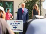 Donald Trump y su mujer, Melania, tras votar.